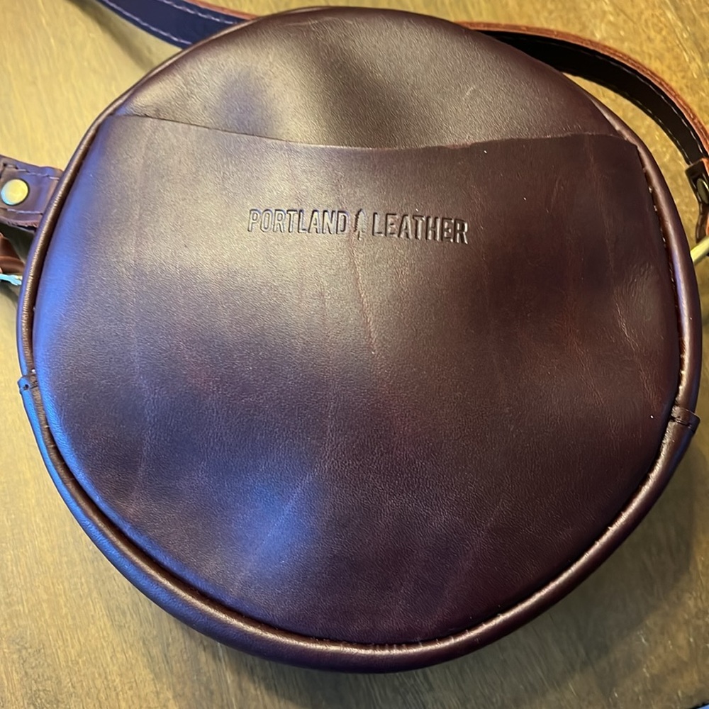 Portland circle bag leather crossbody medium - Picture 7 of 8